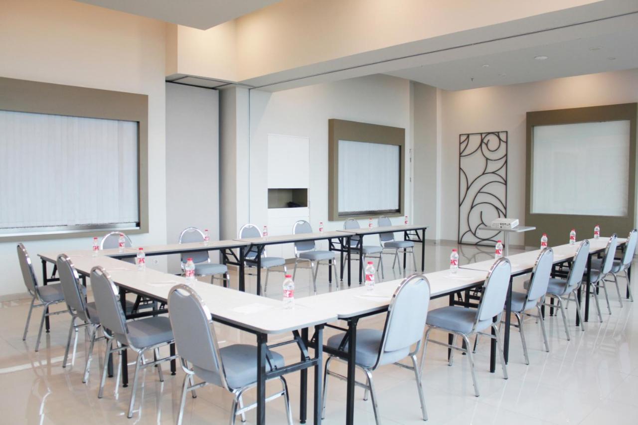 Pop! Hotel Kelapa Gading Джакарта Экстерьер фото